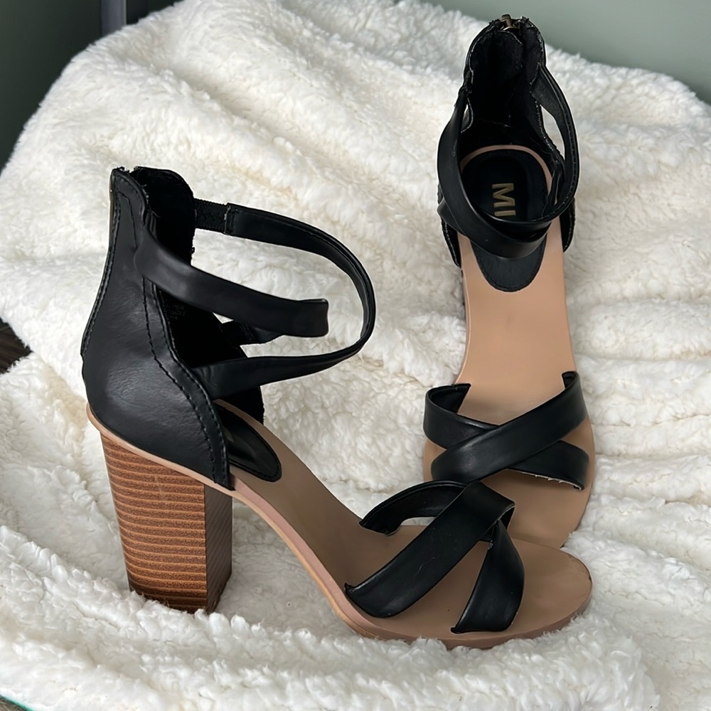 Black Mia pumps